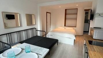 Fer et planche Ă repasser, lit parapluie, Wi-Fi gratuit, draps fournis