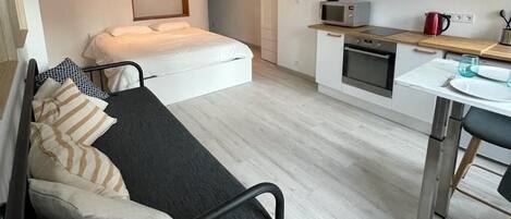 Silitysrauta/-lauta, vauvan matkasänky, ilmainen Wi-Fi, vuodevaatteet