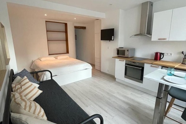 Fer et planche à repasser, lit parapluie, Wi-Fi gratuit, draps fournis