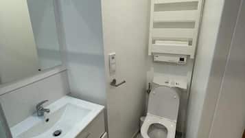 Ducha, secador de pelo, toallas, jabón