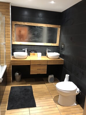 Haartrockner, Handtücher, Toilettenpapier