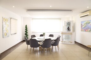 Dining - Beautiful & Spacious 3BR: garden, pool, gym - Terrific, central location! (Accra)