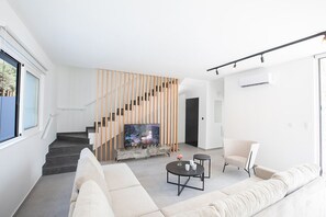 Smart TV, futbolito, mesa de ping pong, biblioteca de música