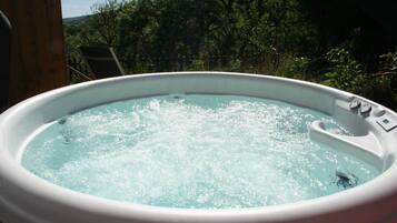 Bañera de hidromasaje al aire libre