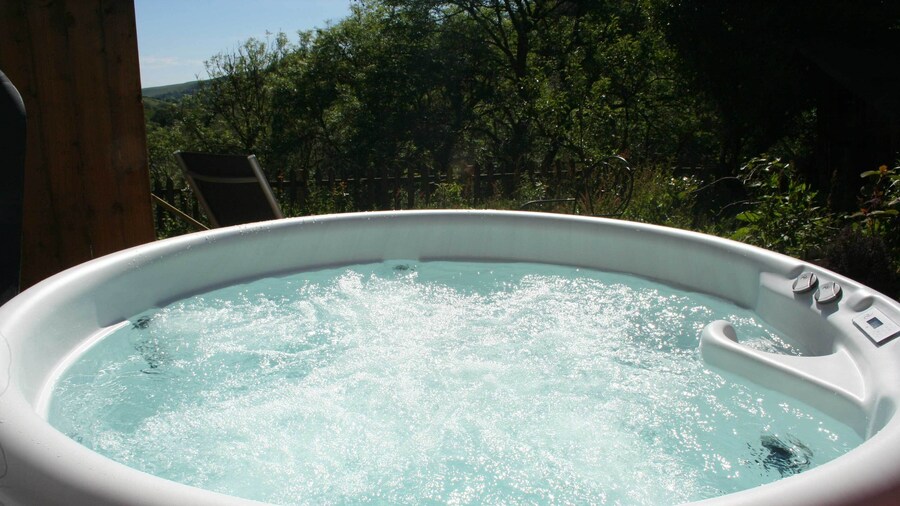 The Nook - Farm Park Stay with Hot Tub, BBQ & Fire Pit