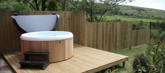 The Nook - Farm Park Stay with Hot Tub, BBQ & Fire Pit