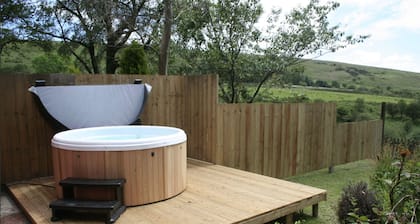 The Nook - Farm Park Stay with Hot Tub, BBQ & Fire Pit