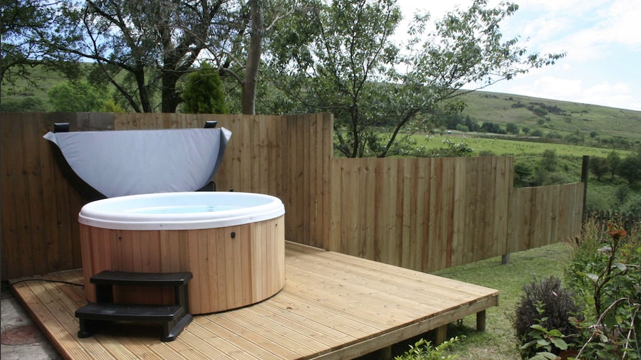 The Nook - Farm Park Stay with Hot Tub, BBQ & Fire Pit