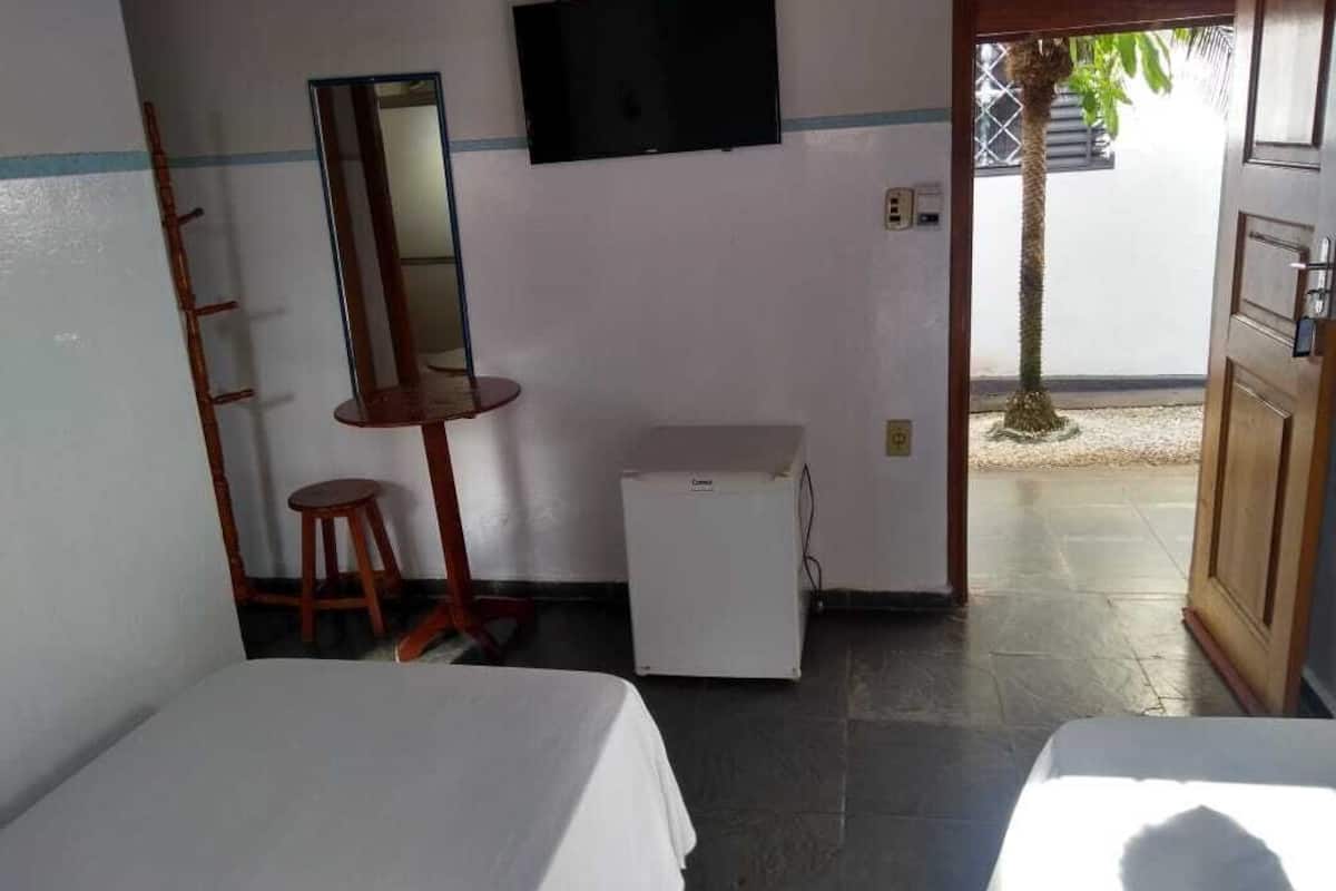 华丽双床房 | 办公桌、免费 WiFi、床单