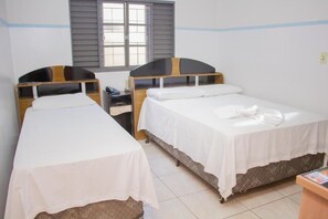 Desk, free WiFi, bed sheets - Hotel dos Viajantes (Valparaiso)