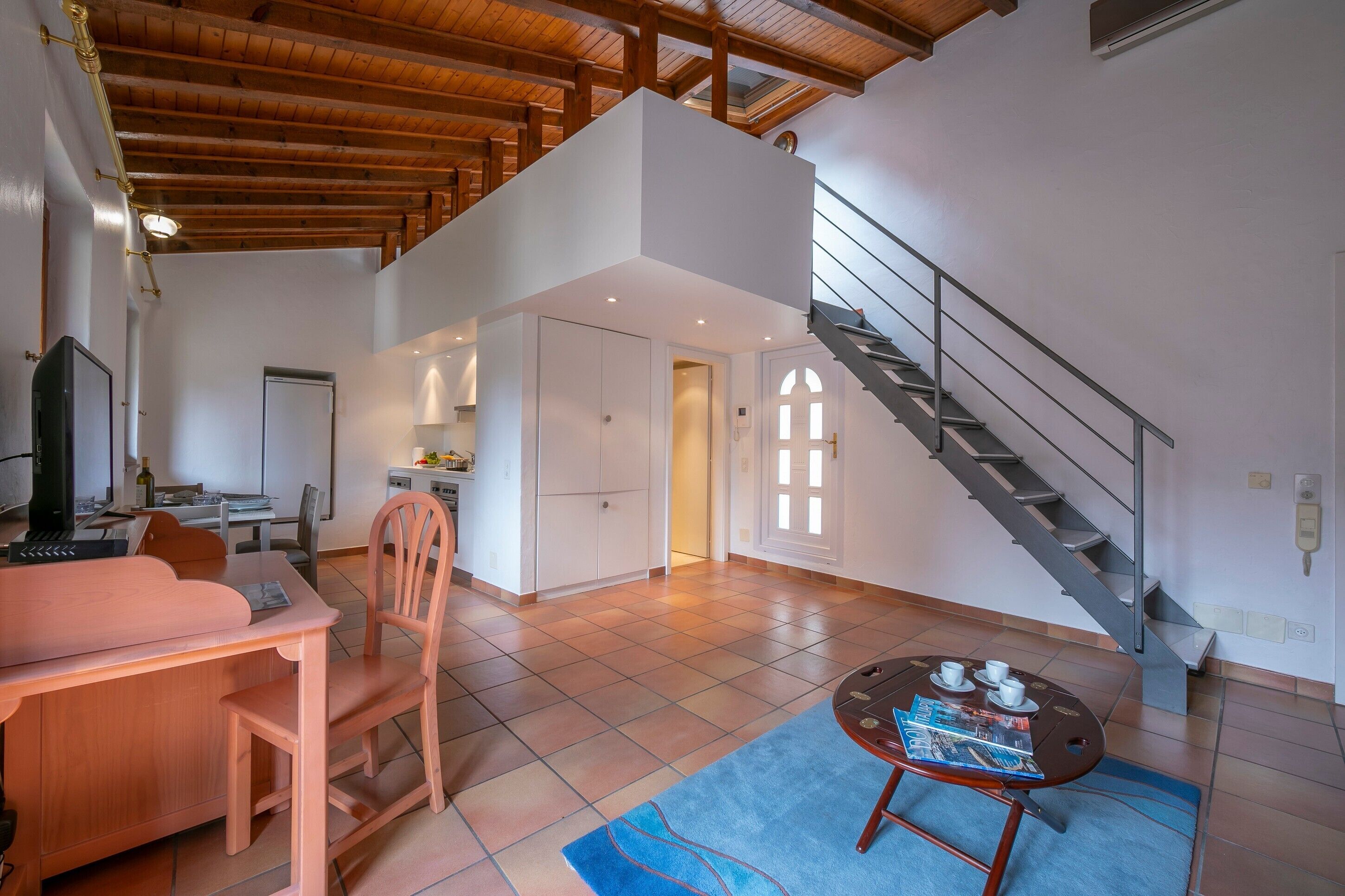 Căn hộ dành cho gia đình, nhiều giường (King Marina) | Khu phòng khách | TV 21-inch có truyền hình cáp 