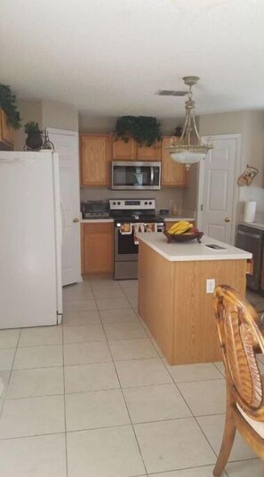 Refrigerador, microondas, placa de cocina, lavavajillas