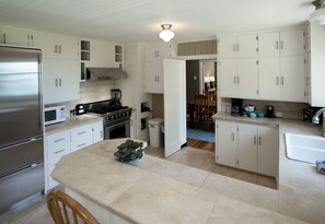 Microwave, oven, dishwasher, cookware/dishes/utensils