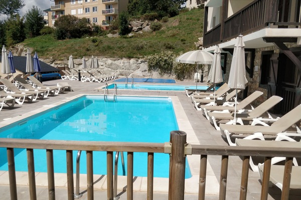 Utendørsbasseng og et oppvarmet basseng