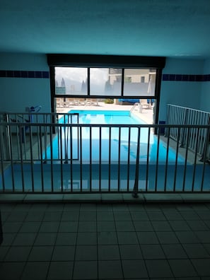 Una piscina al aire libre, una piscina climatizada