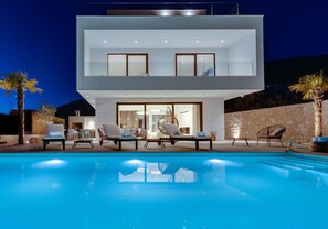 An infinity pool - Seaview Villa Nocturno with 4 en-suite bedrooms, private heated 35smq infinity pool with hydromassage and Jacuzzi (Podstrana)