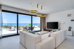 Flachbildfernseher, Kamin, Videospiele, Bücher