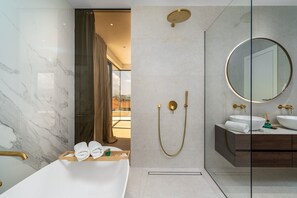 Bathtub, hair dryer, towels - Seaview Villa Nocturno with 4 en-suite bedrooms, private heated 35smq infinity pool with hydromassage and Jacuzzi (Podstrana)