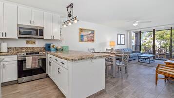 Geladeira, micro-ondas, fogão, cooktop