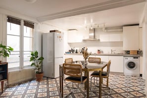 Fridge, oven, dishwasher, coffee/tea maker