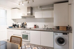 Fridge, oven, dishwasher, coffee/tea maker