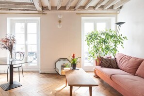 Living area - Splendid flat near the Marais (Paris)