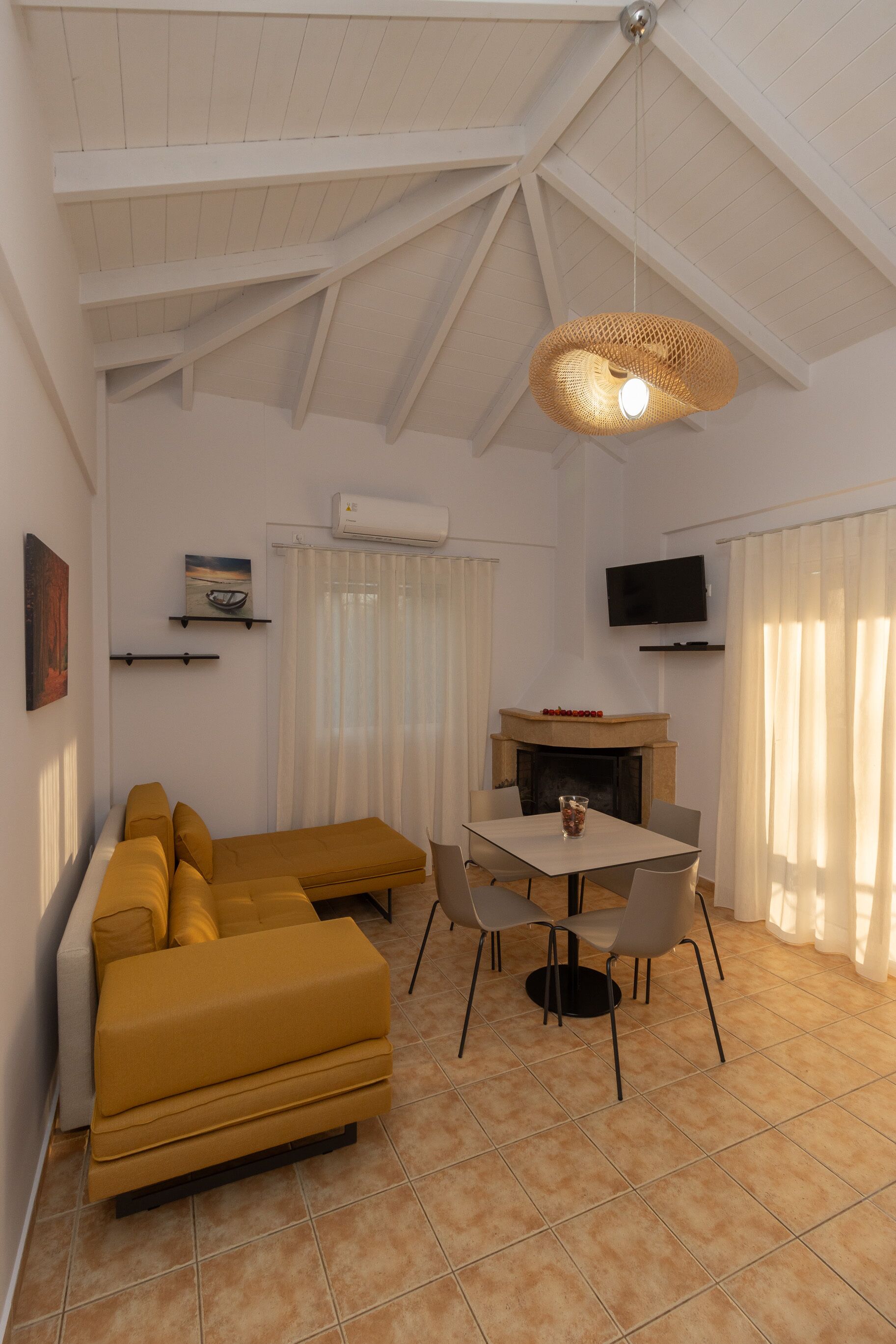 22-Zoll-Flachbildfernseher mit Digitalempfang, Fernseher, Kamin