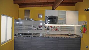 Een koelkast, een magnetron, een kookplaat, een vaatwasser