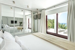 5 habitaciones, tabla de planchar con plancha y cuna de viaje 