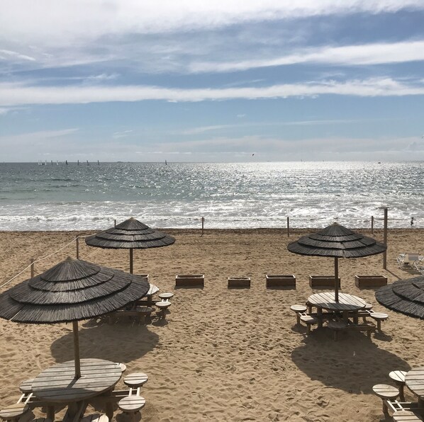 Plage à proximité, chaises longues