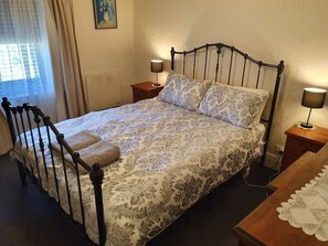 3 habitaciones, escritorio, tabla de planchar con plancha y wifi 