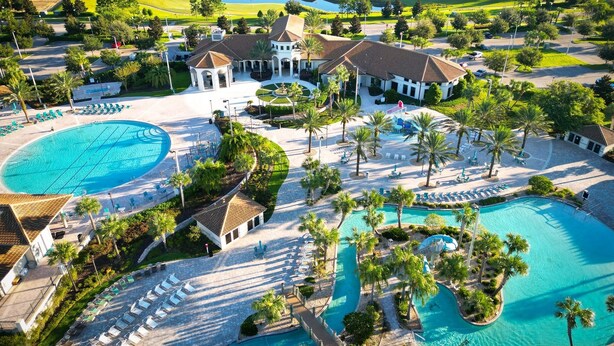 Un resort con varias piscinas, un campo de golf y una amplia casa club.