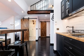 電子レンジ、食器洗い機、コーヒー / ティーメーカー、調理器具と食器