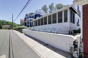 Onsite parking - TOO QUTE! BEACH COTTAGE: NORTH BEACH! 4 BEDROOMS! 2.5 BATHS! (South Haven)