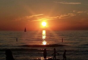 På stranden