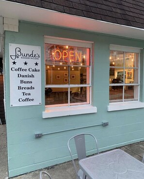 Exterior - TOO QUTE! BEACH COTTAGE: NORTH BEACH! 4 BEDROOMS! 2.5 BATHS! (South Haven)