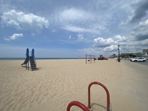 TOO QUTE! BEACH COTTAGE: NORTH BEACH! 4 BEDROOMS! 2.5 BATHS!