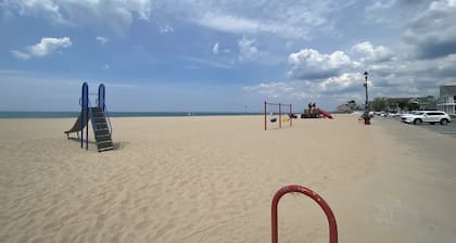 TOO QUTE! BEACH COTTAGE: NORTH BEACH! 4 BEDROOMS! 2.5 BATHS!