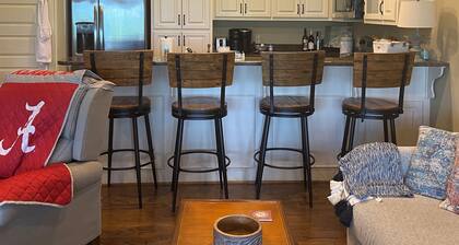Lake side condo nearThe University of Alabama