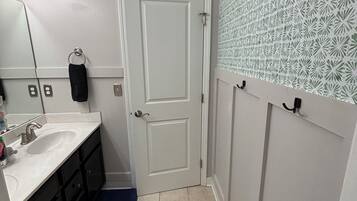 Combined shower/bathtub, towels