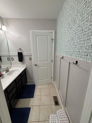 Combined shower/bathtub, towels