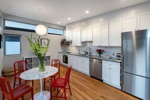 Fridge, microwave, oven, stovetop - lower west side style & quality 1BR (Santa Cruz)