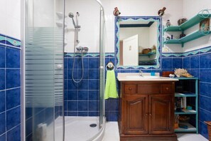 House, Multiple Beds | Bathroom | Shower, hair dryer, towels