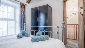 2 bedrooms, iron/ironing board, WiFi