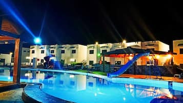 Una piscina al aire libre