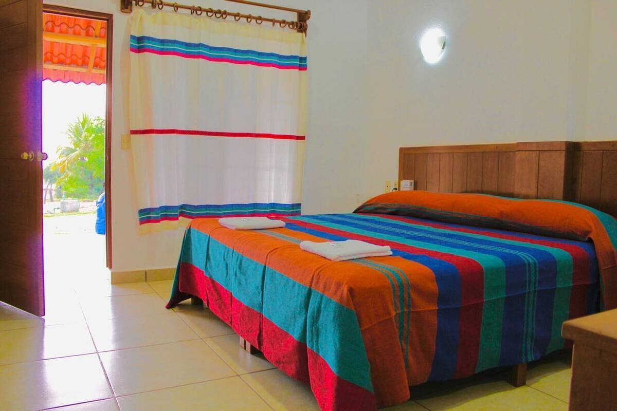 Escritorio, wifi gratis y ropa de cama