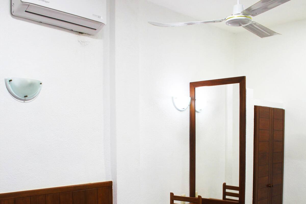 Escritorio, wifi gratis y ropa de cama