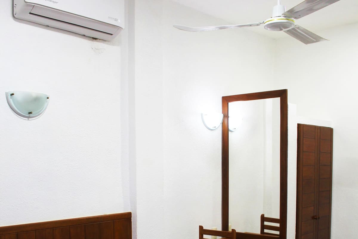 Basic Room | Desk, free WiFi, bed sheets