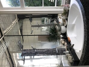 Combined shower/tub, bidet