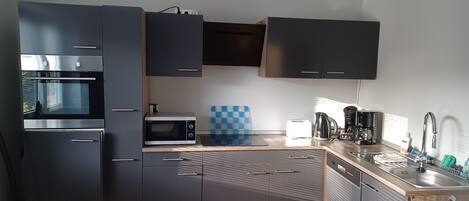 Geladeira, micro-ondas, fogão, cooktop